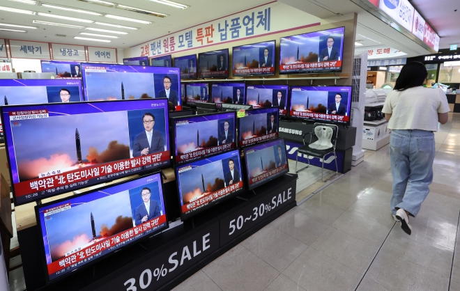 지난 5월 31일 용산 전자상가에 북한 우주발사체 발사 소식이 전해지고 있다.  연합뉴스