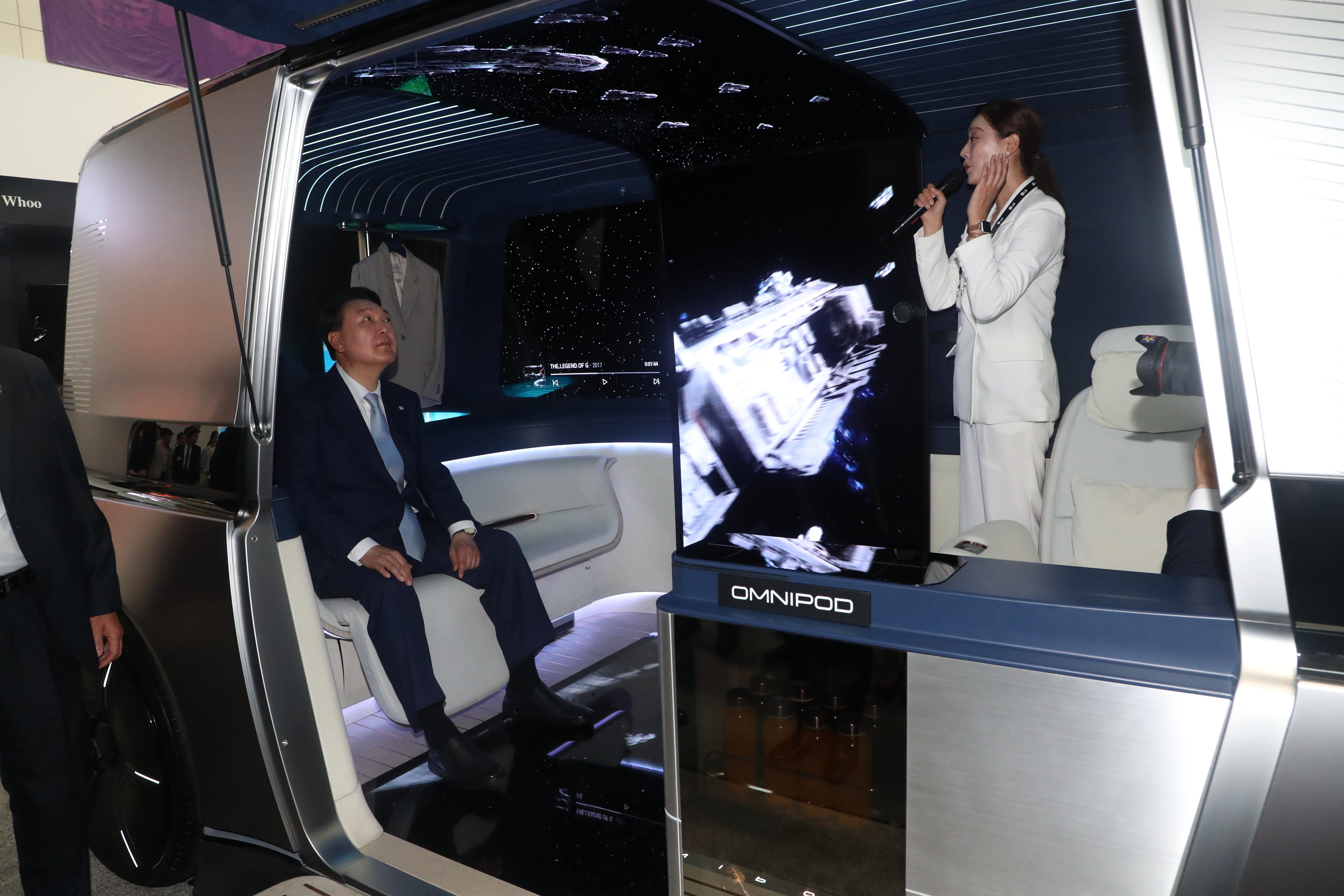LG 미래 컨셉트카 설명듣는 윤 대통령  LG 미래 컨셉트카 설명듣는 윤 대통령
    (하노이=연합뉴스) 임헌정 기자 = 윤석열 대통령이 22일 하노이 국가컨벤션센터(NCC)에서 열린 한·베트남 파트너십 박람회를 방문해 LG의 미래컨셉트카에 대한 설명을 듣고 있다. 2023.6.22
    kane@yna.co.kr
(끝)