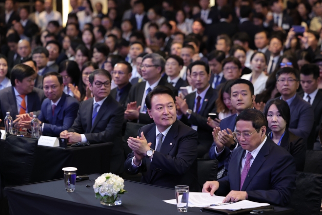 윤석열 대통령이 23일 하노이 한 호텔에서 열린 한·베트남 비즈니스포럼에서 박수치고 있다. 하노이 연합뉴스