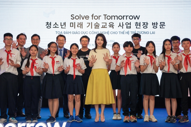 김건희 여사, 베트남 청소년 미래 기술 교육사업 현장 방문
