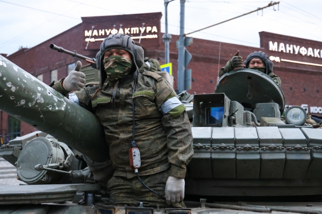 러시아 민간용병기업(PMC) 바그너그룹이 러시아군 수뇌부를 겨냥한 무장반란에 나선 가운데, 24일(현지시간) 러시아 로스토프주 로스토프나도누(로스토프온돈)시 남부군관구 사령부 인근에 군인들이 깔렸다. 2023.6.24 TASS 연합뉴스