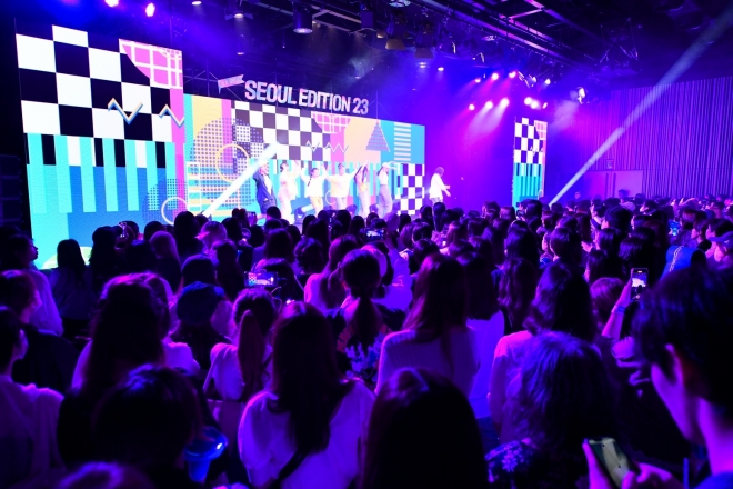 지난 24일 일본 도쿄에서 열린 서울관광 프로모션 ‘2023 서울 에디션 인 도쿄’ 행사 중 ‘K아이돌 패션쇼’에서 현지 관객들이 케이팝 공연에 맞춰 환호하고 있다. 서울시 제공
