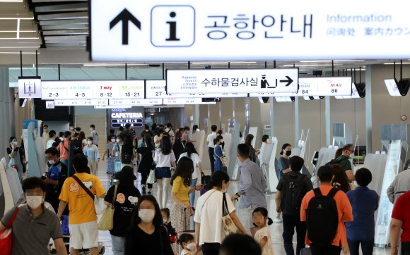 김포공항 국내선이 여행객으로 붐비는 모습. 연합뉴스