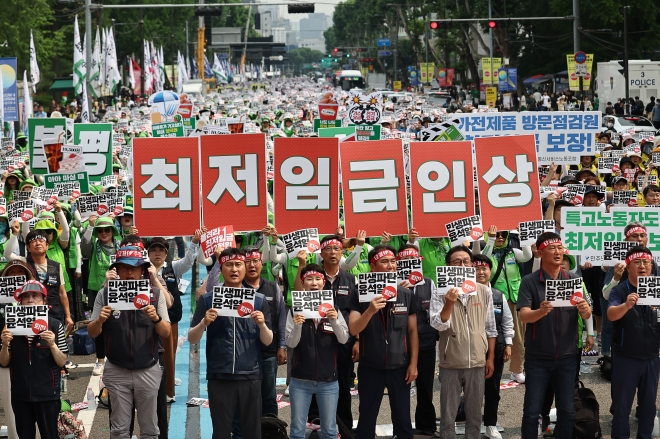 “최저임금 인상하라”