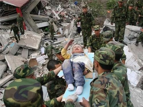 원촨 대지진 당시 폐허 속에서 구조된 뒤 경례하는 랑징. 신화 연합뉴스