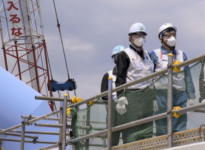 야마나카 신스케 일본 원자력규제위원장(왼쪽)이 24일 후쿠시마 제1원자력발전소 오염수 방류 설비를 시찰하고 있다. 연합뉴스