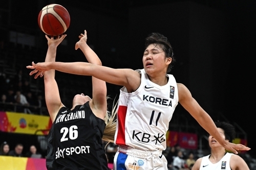 박지현이 26일 호주 시드니 올림픽 파크 스포츠 센터에서 열린 FIBA 여자 아시아컵 조별리그 1차전에서 뉴질랜드 선수를 수비하고 있다. AFP 연합뉴스