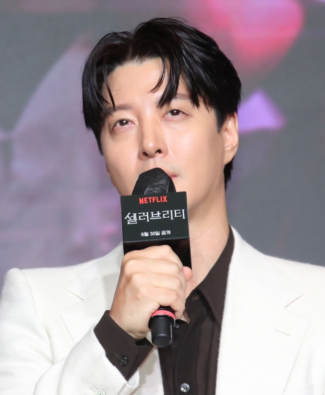 배우 이동건이 26일 오전 서울 마포동 호텔 나루 서울 엠갤러리에서 진행된 넷플릭스 오리지널 시리즈 ‘셀러브리티’ 제작발표회에서 근황에 대한 질문에 답하고 있다. 2023.6.26 뉴스1