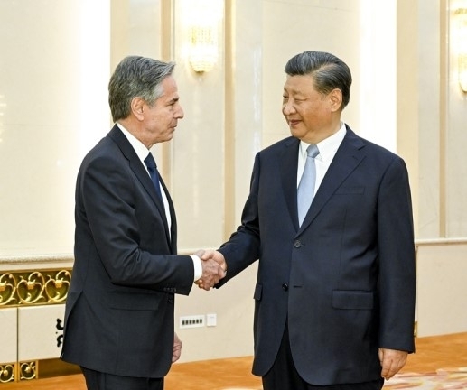 지난 19일 중국 베이징 인민대회당에서 시진핑(오른쪽) 중국 국가주석이 토니 블링컨 미국 국무장관을 만나 악수를 나누고 있다. 중국 외교부 제공