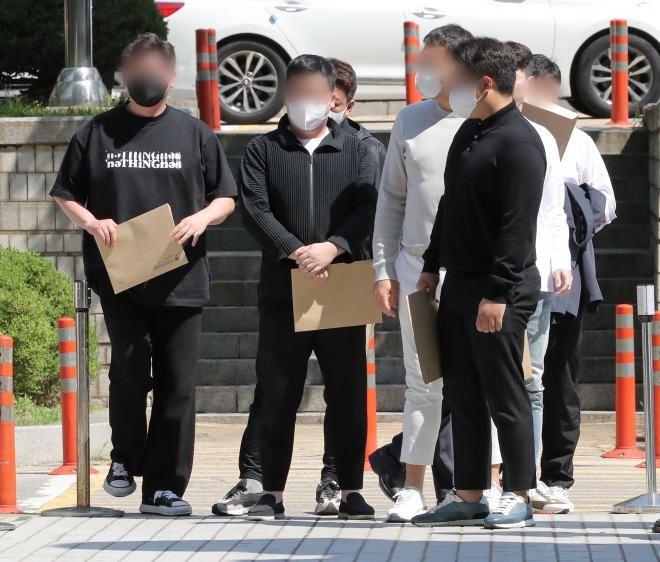 2020년 10월 서울 용산구 그랜드하얏트서울 호텔에서 난동을 부린 혐의를 받고 있는 폭력조직 ‘수노아파’ 조직원들이 지난 13일 서울중앙지법에서 열린 구속 전 피의자 심문(영장실질심사)에 출석하고 있다. 뉴시스