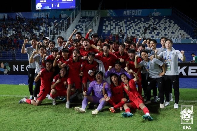 한국 17세 이하(U17) 축구 대표팀 선수들이 25일(현지시간) 태국 빠툼타니 스타디움에서 열린 2023 아시아축구연맹(AFC) U17 아시안컵 태국과의 8강전에서 4-1로 승리해 준결승 진출을 확정한 뒤 기념사진을 찍고 있다. 대한축구협회 제공