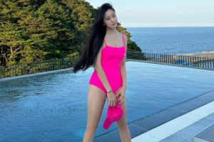 효민, 핫핑크 수영복 입고 완벽 몸매 자랑