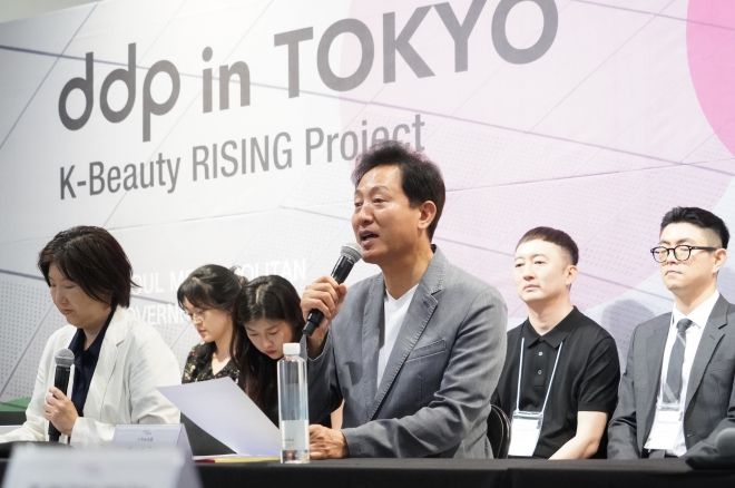 오세훈(앞줄 오른쪽) 서울시장이 지난 26일 도쿄 오모테산도 뮤지엄에서 열린 이베이 재팬과의 업무협약 체결식에서 인사를 하고 있다. 서울시 제공