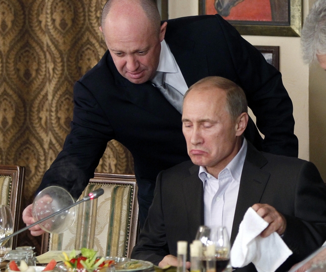 예브게니 프리고진(왼쪽)이 지난 2011년 11월 11일 러시아 모스크바 외곽의 자신의 레스토랑에서 블라디미르 푸틴 당시 러시아 총리에게 음식을 제공하고 있다. AP 연합뉴스