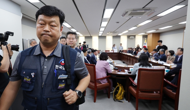 류기섭 한국노총 사무총장(왼쪽)을 비롯한 근로자위원들이 27일 정부세종청사 최저임금위원회 회의실에서 열린 제8차 전원회의에서 정부의 노동계 탄압을 주장하며 퇴장하고 있다. 연합뉴스