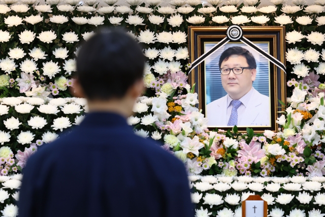 19일 송파구 서울아산병원 장례식장에 마련된 고 주석중 심장혈관흉부외과 교수 빈소에서 조문객들이 조문하고 있다. 2023.6.19 연합뉴스