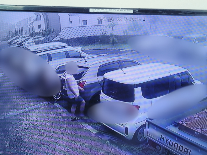 20대 남성이 오라동 한 빌라 주차장에서 문이 안 잠긴 승용차를 훔치려는 모습이 폐쇄회로(CC)TV에 잡혔다. 제주경찰청 제공