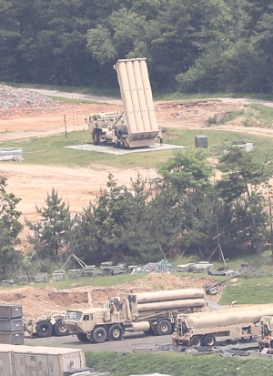 22일 경북 성주 주한미군 사드(고고도미사일방어체계) 기지에서 발사대가 하늘을 향해 세워져 있다. 이날 국방부는 사드 기지에 대한 환경영향평가가 마무리됨에 따라 환경부와 필요한 후속 조치를 밟아 사드 기지의 정상 운영을 위한 막바지 준비를 해 나갈 것이라고 밝혔다. 성주 연합뉴스