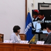 더불어 민주당 후쿠시마 원전 오염수 관련 영상을 시청[서울포토]