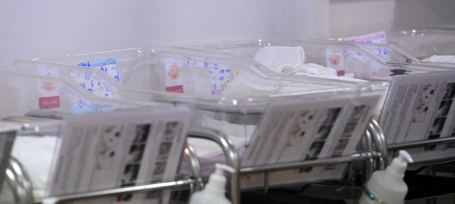 경기 수원시 한 여성병원 신생아실의 요람이 비어 있다.  홍윤기 기자
