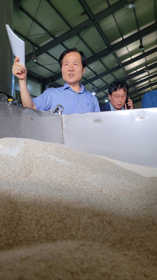 이용선 파머스맥주 대표가 27일 전북 고창군의 자신의 공장에서 물에 불릴 필요가 없이 바로 분쇄가 가능한 현미가루쌀을 이용해 가공 시간과 비용을 절감했다고 설명하고 있다.