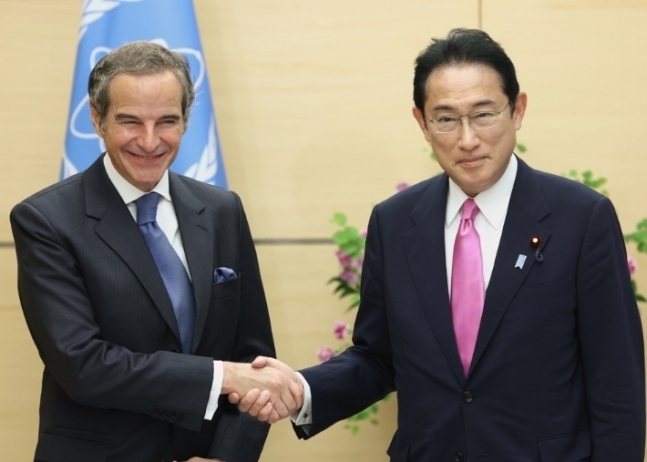 라파엘 그로시 IAEA 사무총장(왼쪽)과 기시다 후미오 일본 총리. 연합뉴스