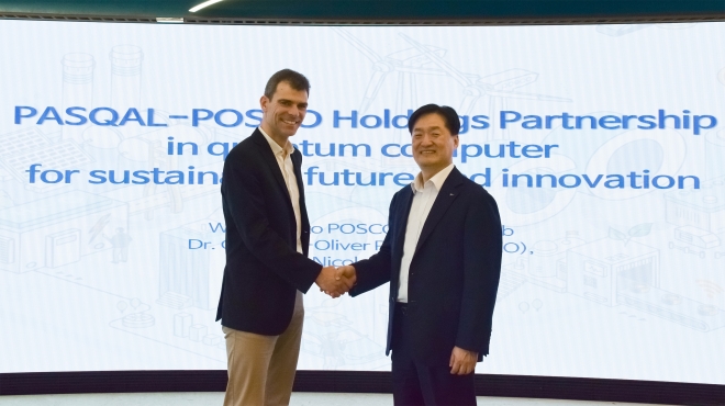 김지용(오른쪽) 포스코홀딩스 미래기술연구원장이 최근 서울 미래기술연구원을 찾은 조르주 올리비에 레이몽 파스칼 CEO를 만나 양자컴퓨터 협력을 논의한 뒤 손을 맞잡고 있다. 포스코홀딩스 제공