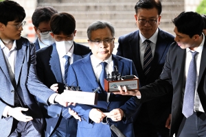 법정 들어서는 박영수 전 특검 [서울포토]