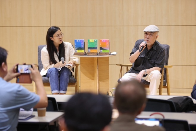 29일 오전 서울 서교동 창비서교빌딩에서 열린 기자간담회에서 현기영(오른쪽) 작가가 양경언 평론가와 작품 이야기를 나누고 있다. 창비 제공