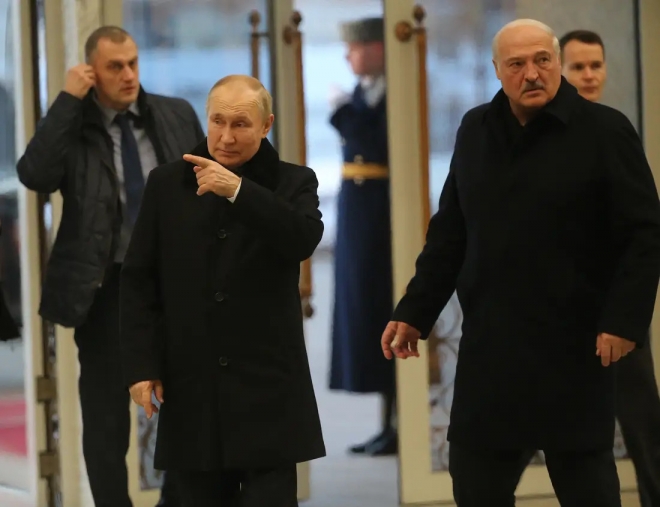 블라디미르 푸틴 러시아 대통령이 지난해 12월 19일(현지시간) 벨라루스를 방문, 수도 민스크의 독립궁전에서 정상회담을 갖기 위해 도착하자 알렉산데르 루카셴코 벨라루스 대통령이 반갑게 맞고 있다. AFP 자료사진