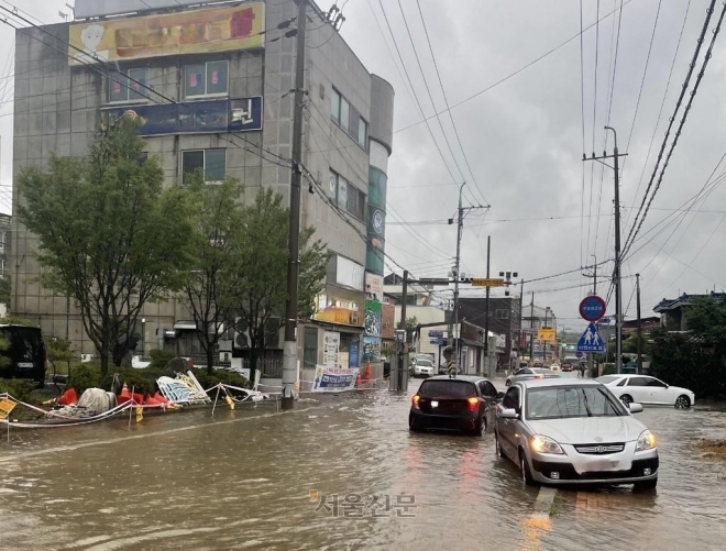 29일 경북 영주 시내 한 도로가 호우로 빗물에 잠겨있다. 경북소방본부 제공