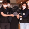 ‘수원 냉장고 영아시신’ 30대 친모 검찰에 넘겨져