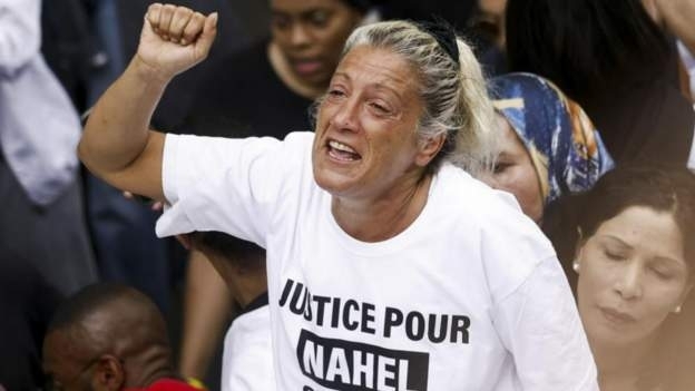 29일(현지시간) 추모 시위 도중 구호를 외치는 나엘 M의 어머니. 낭테르 EPA