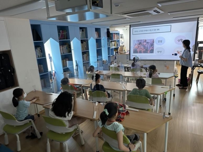 서울 강동구 관계자가 어린이들을 대상으로 인터넷·스마트폰 중독 예방 교육을 실시하고 있다. 강동구 제공