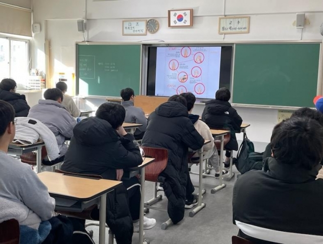 서울 강동구 청소년들이 학교에서 금주 교육을 받고 있는 모습. 강동구 제공