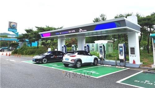고속도로 휴게소 전기차 급속충전기.  한국도로공사 제공