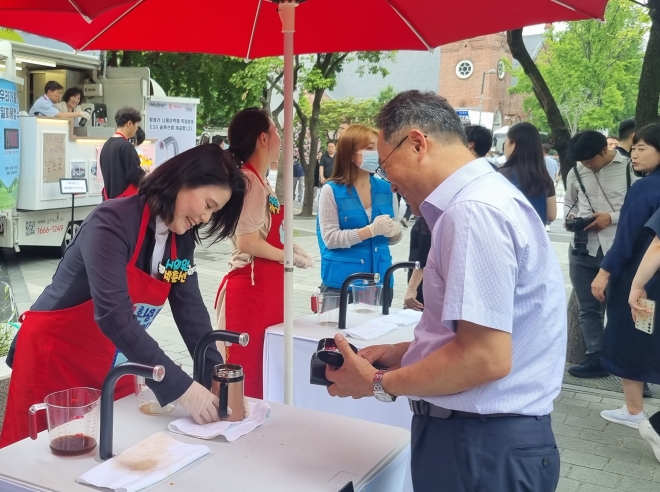 텀블러를 가지고 온 시민에게 음료를 제공하는 박춘선 의원