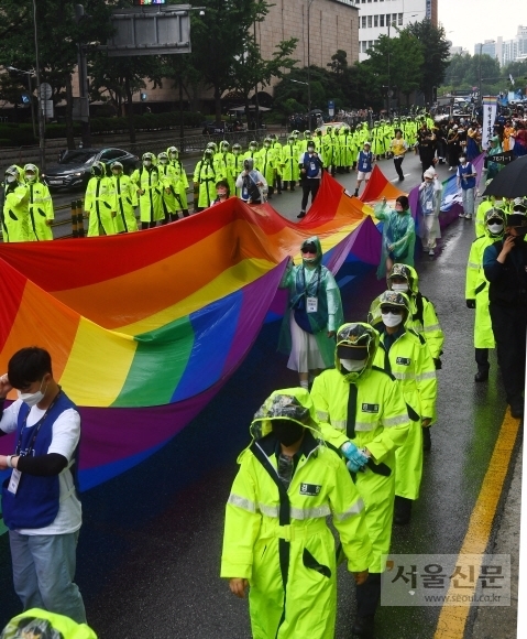 지난해 서울광장 인근 도로에서 퀴어문화축제 참가자들이 비가 오는 가운데 성소수자를 의미하는 무지개기를 들고 행진하고 있다. 안주영 전문기자
