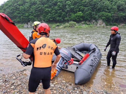 1일 오전 6시 36분쯤 강원 홍천군 서면 팔봉리 홍천강에서 40대 여성이 급류에 휩쓸려 실종돼 소방당국이 수색 작업에 나섰다. 강원도소방본부 제공