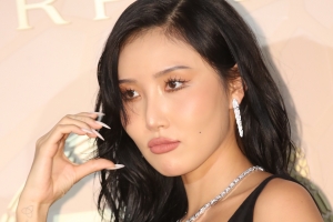 화사, ‘♥12세 연상’ 열애설 이틀 만에 입장