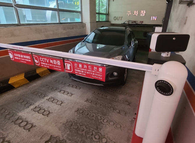 22일부터 일주일 동안 인천 남동구 논현동의 한 상가 건물의 지하주차장 입구를 막은 40대 남성의 차량. 사진은 지난 27일 출입구를 막고 있던 차량의 모습. 연합뉴스