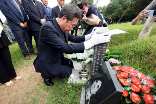 [포토] 이낙연, 이한열 열사 묘역 앞에서