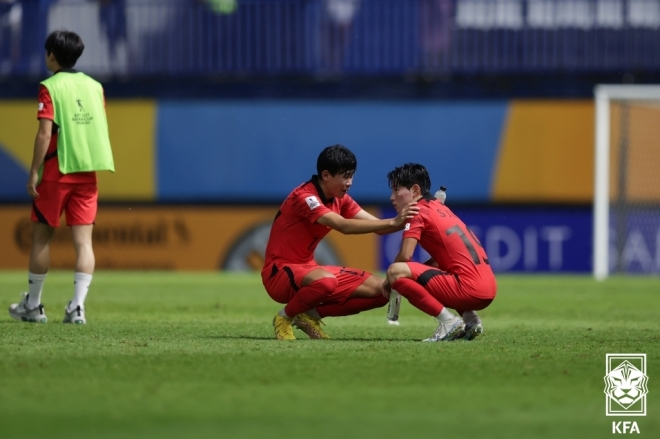 17세 이하(U17) 한국 축구 대표팀의 박승수(왼쪽)가 2일 밤 태국 빠툼타니 스타디움에서 열린 U17 아시안컵 결승전에서 석연치 않은 심판 판정의 영향으로 일본에 0-3으로 패한 뒤 김성주를 다독이고 있다.  대한축구협회 제공