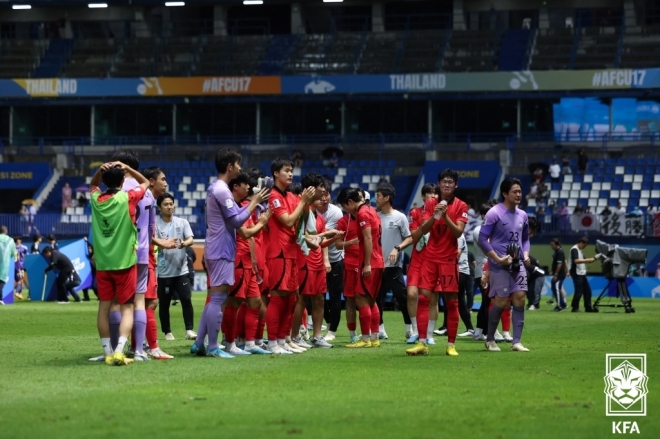한국 17세(U17) 이하 축구 대표팀 선수들이 지난 2일 밤(한국시간) 태국 빠툼타니 스타디움에서 열린 아시아축구연맹(AFC) U17 아시안컵 결승전에서 일본에 0-3으로 패배해 준우승을 차지한 뒤 응원해 준 팬들에게 인사하고 있다. 대한축구협회 제공