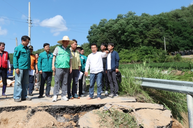 지난 1일 오후 집중호우로 파손된 주택과 도로 등 피해현장을 긴급 방문한 배한철 의장(앞줄 오른쪽 첫 번째)