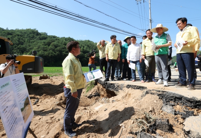 지난 1일 오후 집중호우로 파손된 주택과 도로 등 피해현장을 긴급 방문한 배한철 의장