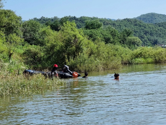 지난 1일 강원 홍천강에서 실종된 40대 여성이 실종 3일만에 숨진 채 발견됐다. 사진은 소방당국이 수색하는 모습. 강원도소방본부 제공