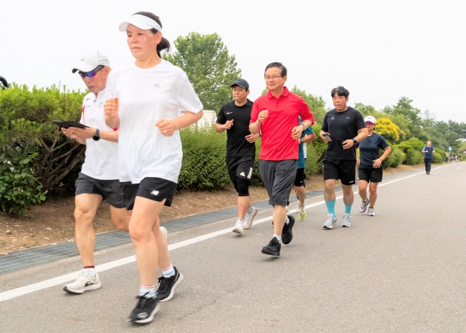 최호권(왼쪽 네 번째) 영등포구청장이  YDP 시티 러닝크루 행사에서 참가자들과 함께 달리고 있다. 영등포구 제공