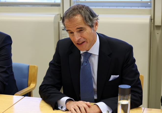 9일 오후(현지시간) 오스트리아 빈 국제센터에서 라파엘 그로시 IAEA(국제원자력기구) 사무총장이 유럽 순방 중인 한덕수 국무총리와 대화를 나누고 있다.