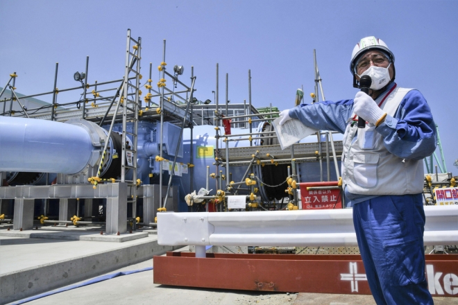 일본 도쿄전력 관계자가 지난달 26일 후쿠시마 제1원자력발전소에서 일본 기자들에게 오염수 방류 시설에 대해 설명하고 있다. 후쿠시마 AP 연합뉴스